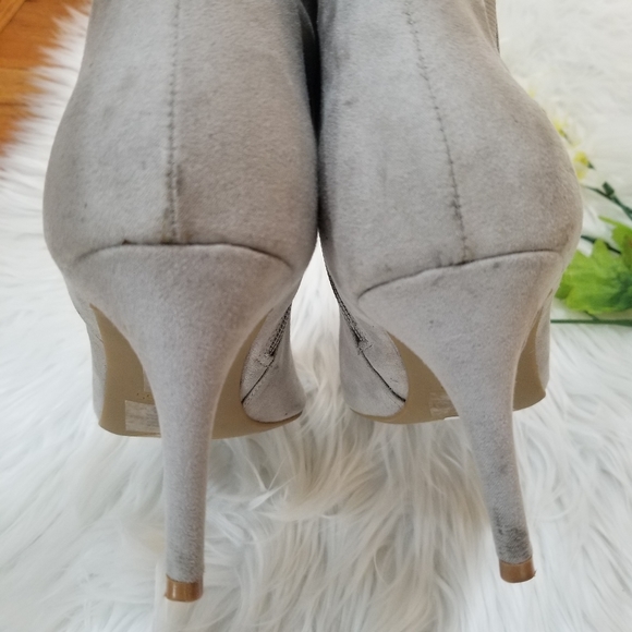 EXPRESS Pointed Faux Suede Ankle Boots Light Gray Color SIZE 9. - Picture 13 of 16